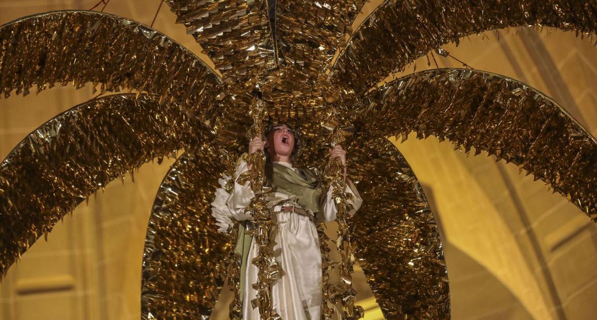 El ángel baja de la Magrana para anunciar la muerte de la Virgen. | ANTONIO AMORÓS