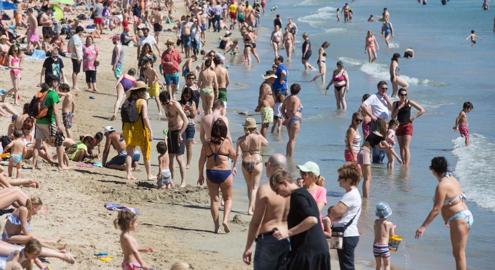 Las altas temperaturas llenan la playa del Postiguet