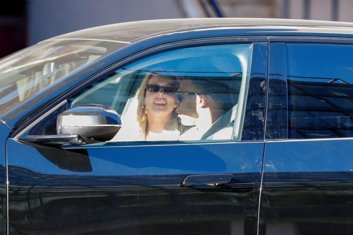 Ester Expósito y Kylian Mbappé en el coche de él