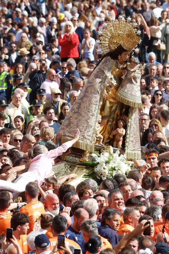 La Virgen sale al Traslado con un manto "Terreta" donado por la fallera mayor de València: todas las imágenes