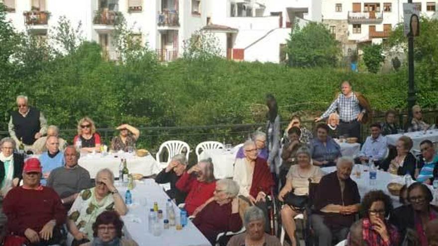 Los mayores disfrutan de Xosé Ambás en Belmonte