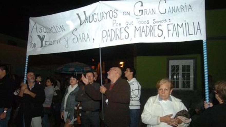 La comunidad uruguaya, presente ayer en Vecindario. i MARRERO