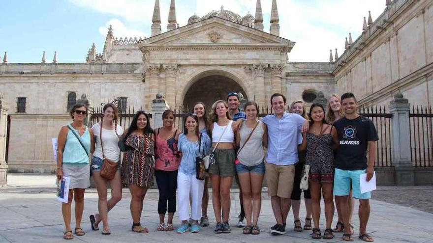 Laura Mulas (izquierda) con los estudiantes de Oregón antes de visitar la Catedral de Zamora.