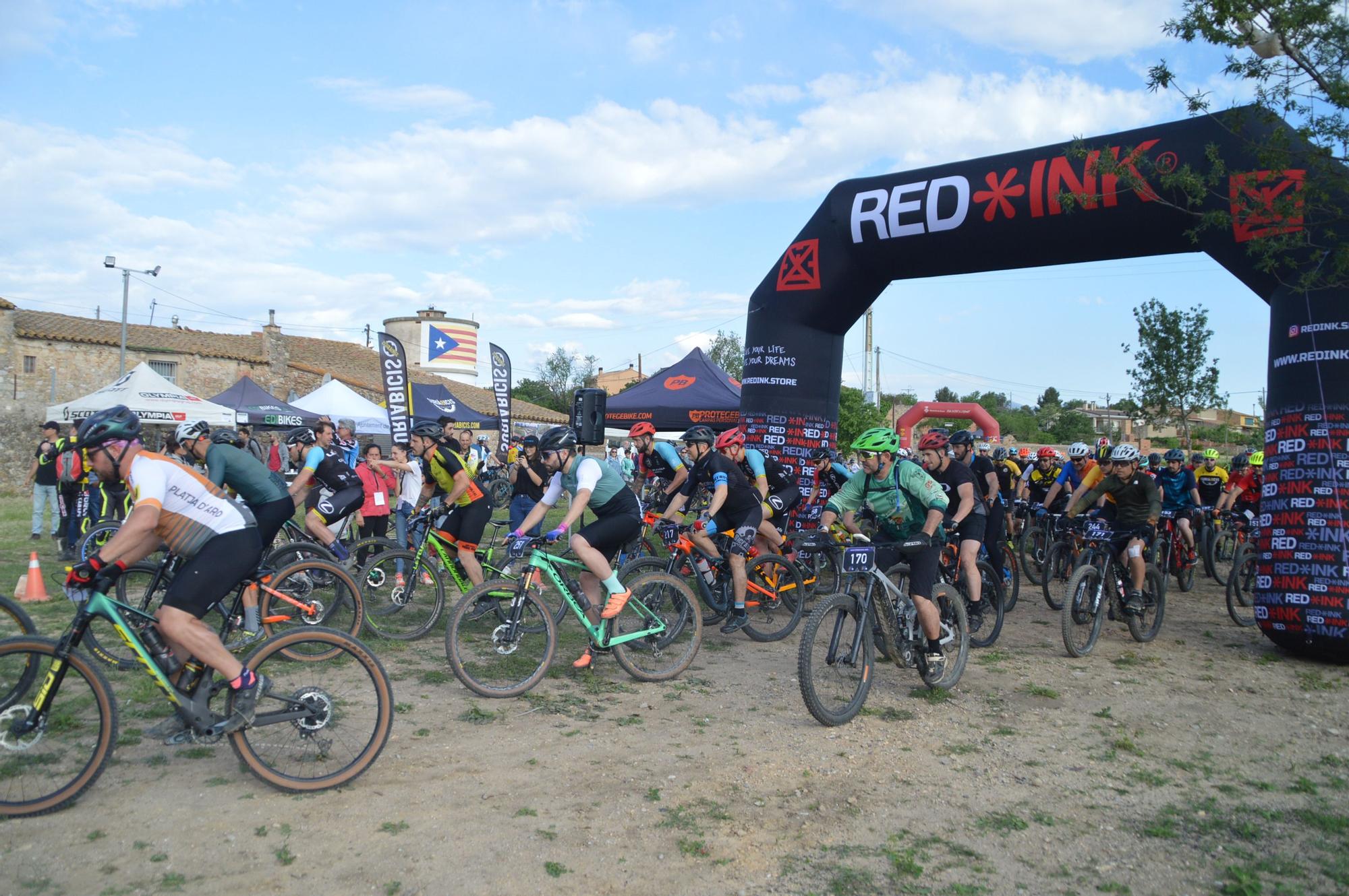 Dos-cents ciclistes estrenen a Llers l'Embruixada de BTT