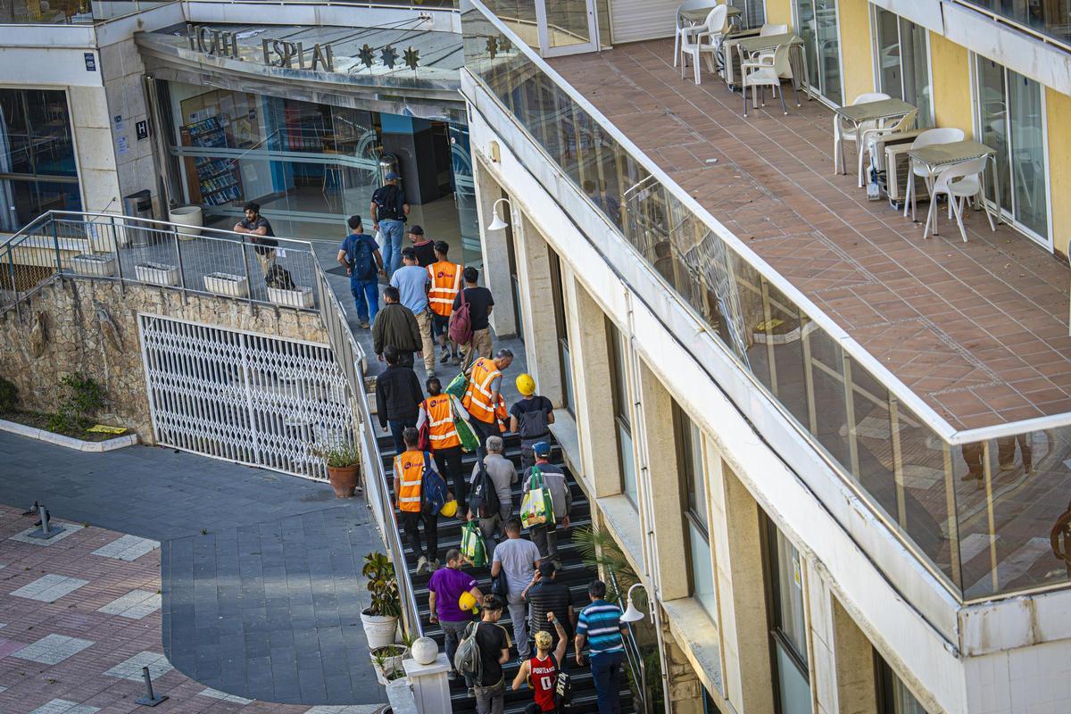 Las obras del Camp Nou desde dentro: tres meses siguiendo a los trabajadores rumanos del Camp Nou