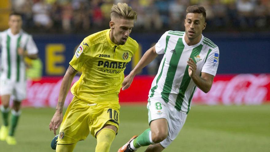 Samu Castillejo (i) se escapa de Camarasa, del Real Betis.