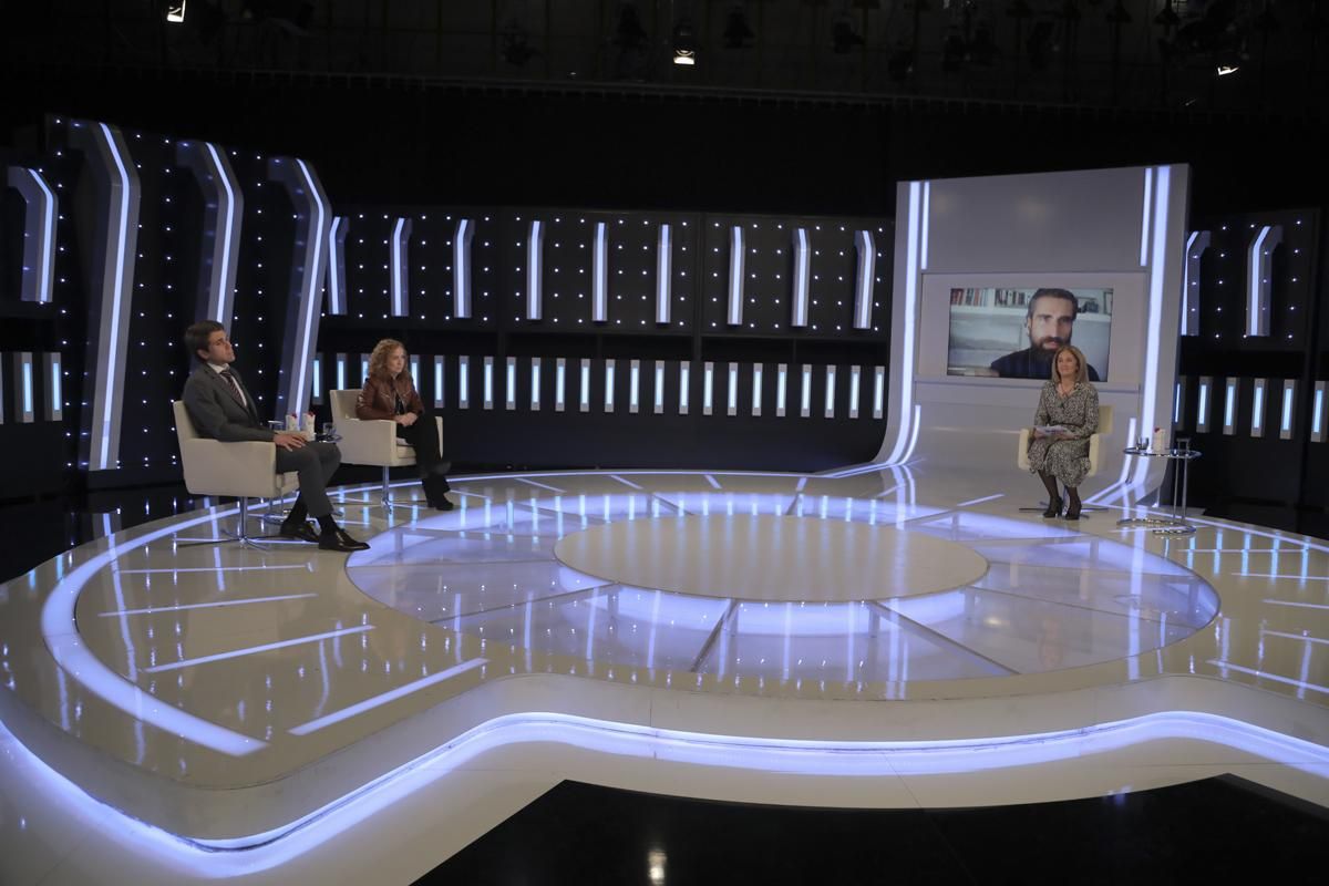 David Roch, Sara Berbel e Iñaki Ortega (en pantalla), en el debate "Edadismo, a partir de los 45, ¿qué?"