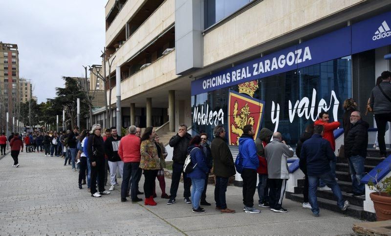 Largas colas para adquirir entradas para el derbi aragonés