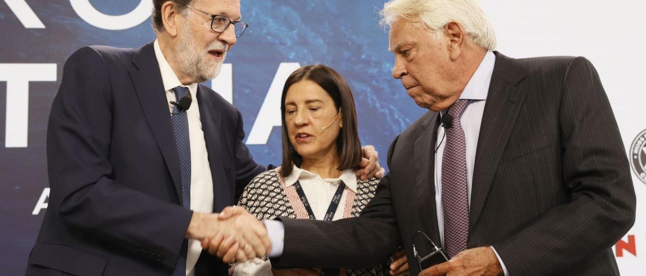 Mariano Rajoy, desde la izquierda, la periodista Anabel Díez y Felipe González. |   // EFE / LAVANDEIRA JR