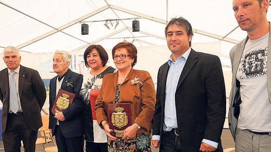 Los homenajeados con el patrón mayor, la alcaldesa y los representantes de CETS y Entretendas.  // G. S.