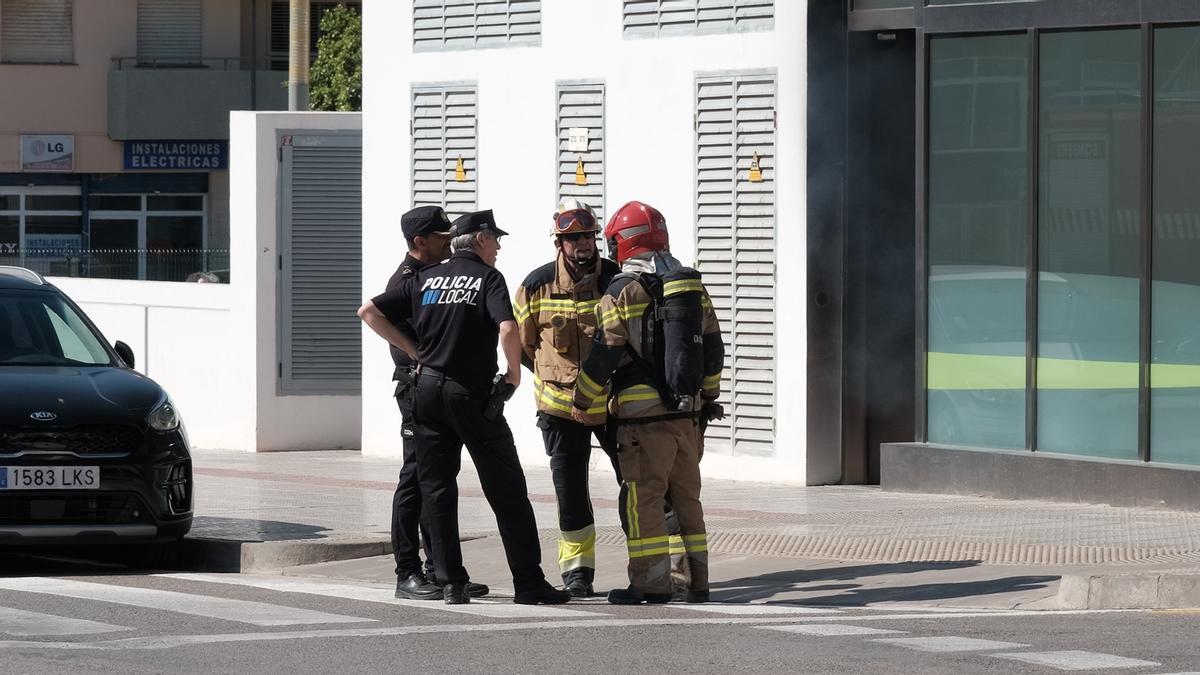 Las imágenes del incendio del aparcamiento del Cetis en Ibiza