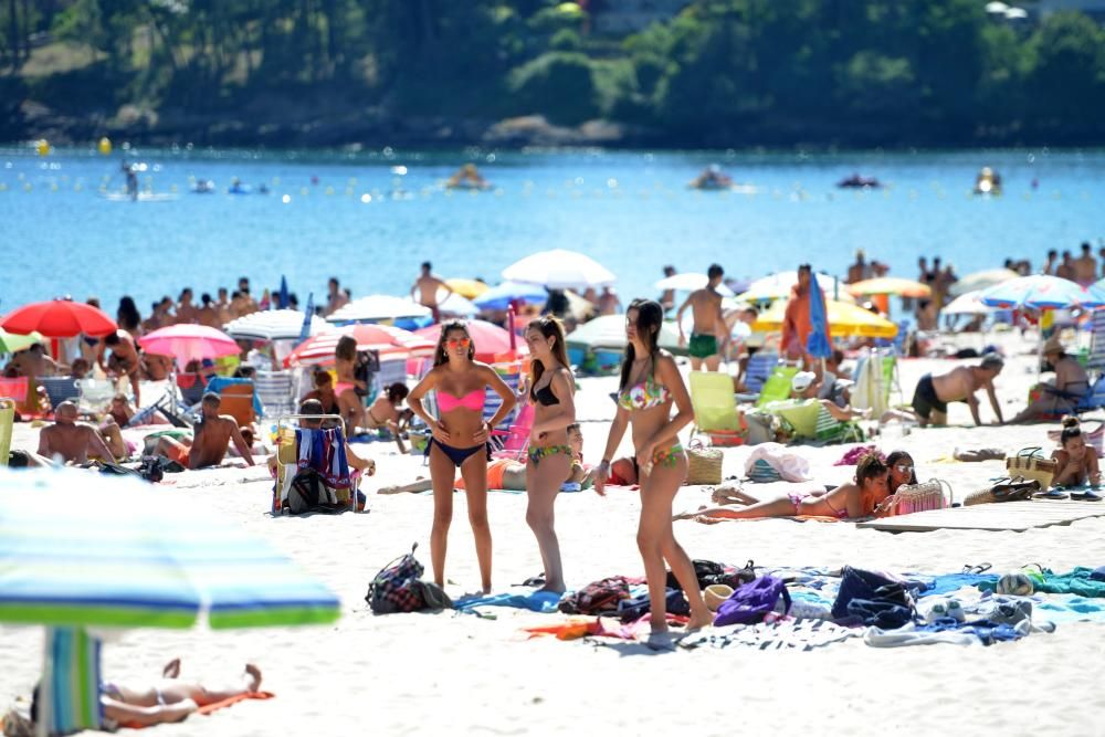 El calor abarrota las playas de Sanxenxo