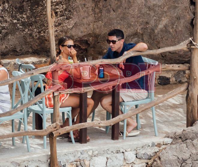 Robert Lewandowski y su mujer Anna han aprovechado las vacaciones para pasar unos días en Mallorca mientras se resuelve su posible fichaje por el FC Barcelona