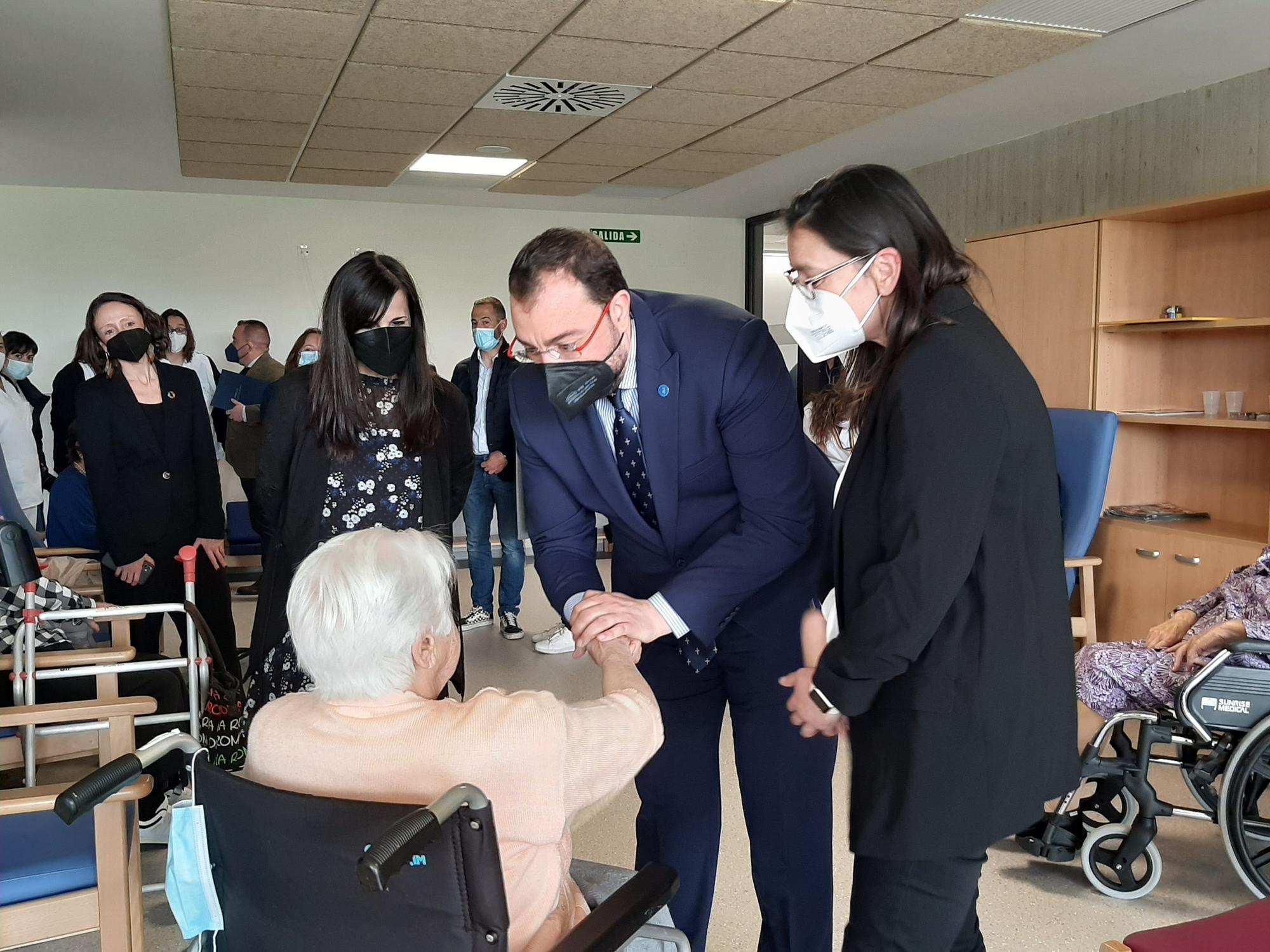 El presidente del Principado, Adrián Barbón, inaugura la residencia del ERA en Lugones.