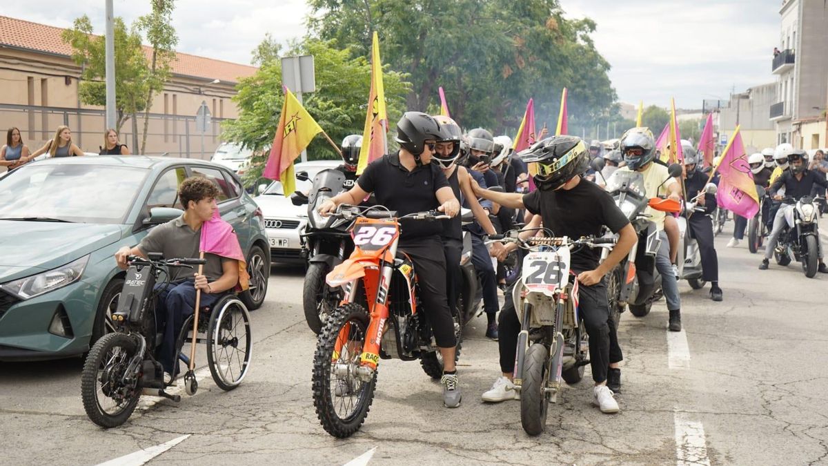 Centenars de motoristes homenatges el pilot Pau Alsina en una marxa per Sallent