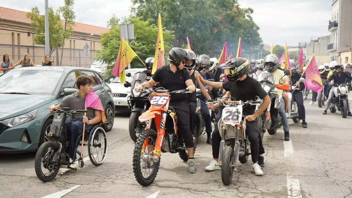 Un 26 etern: El dorsal de Pau Alsina guia més d'un miler de motoristes, veïns i amics en un emotiu comiat