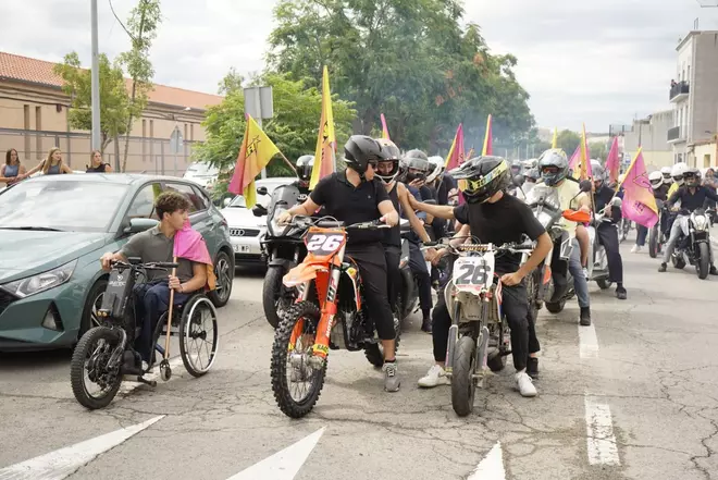 Centenars de motoristes homenatges el pilot Pau Alsina en una marxa per Sallent