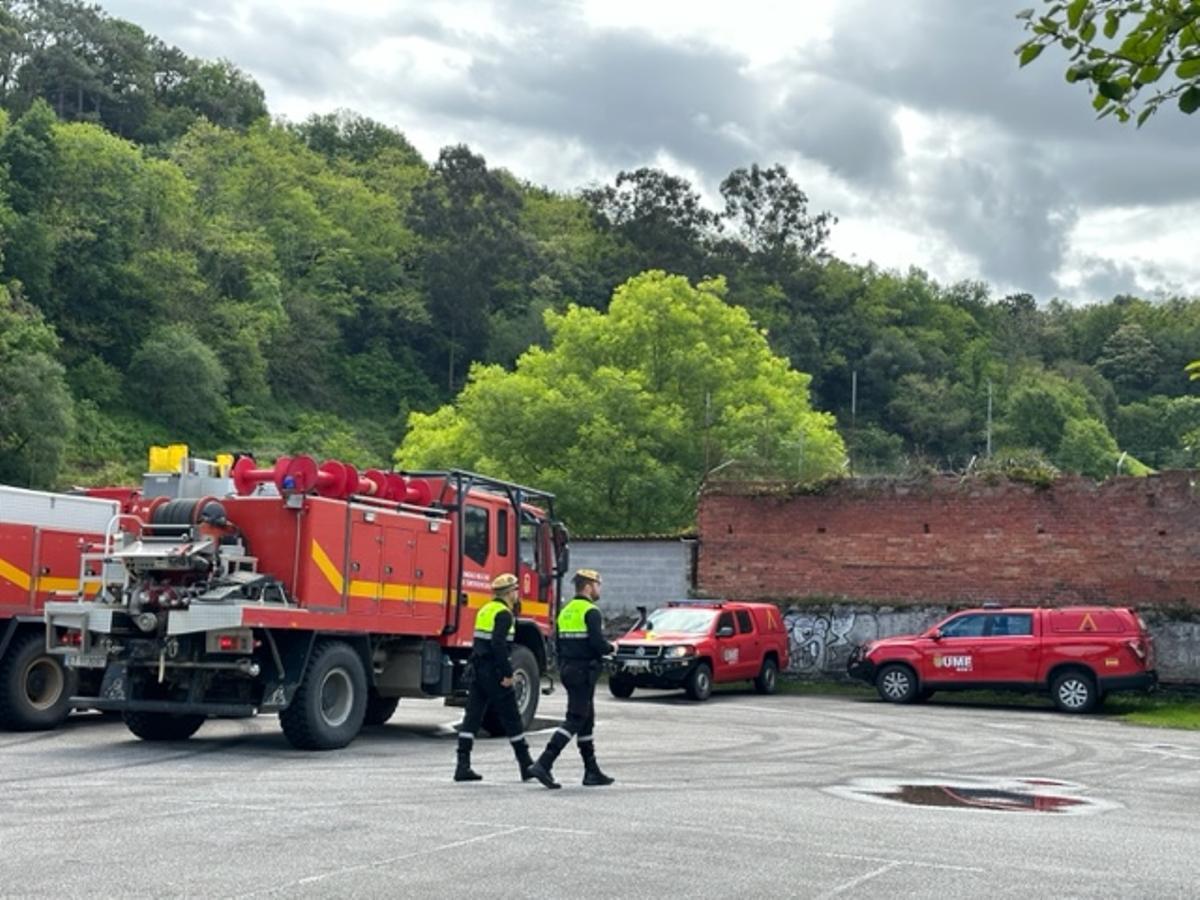 En imágenes: la llegada de la Unidad Millitar de Emergencias (UME) al polideportivo de Luarca