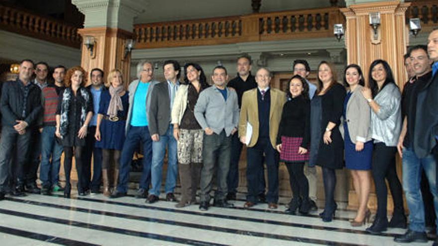 Foto de familia del elenco artístico y de producción de &#039;Carmen&#039; junto a directivos de Amigos Canarios de la Ópera, ayer en el Teatro Pérez Galdós.  i QUESADA