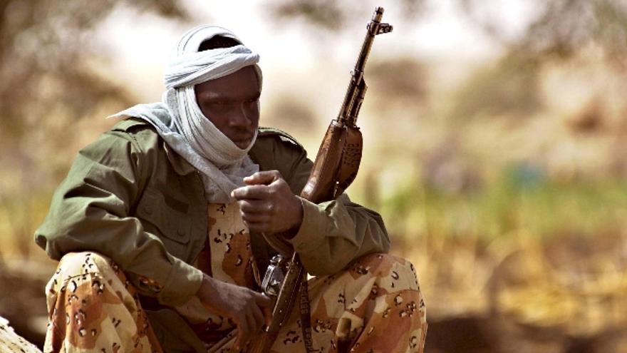 Imagen de archivo, fechada el 27 de enero de 2004, que muestra a un soldado de Chad en tierra de nadie, entre la frontera de Chad con Sudán.