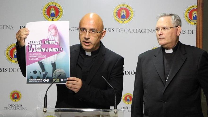 El Delegado Episcopal, José Ruíz, presenta el cartel de la campaña junto al obispo de la Diócesis de Cartagena, José Manuel Lorca