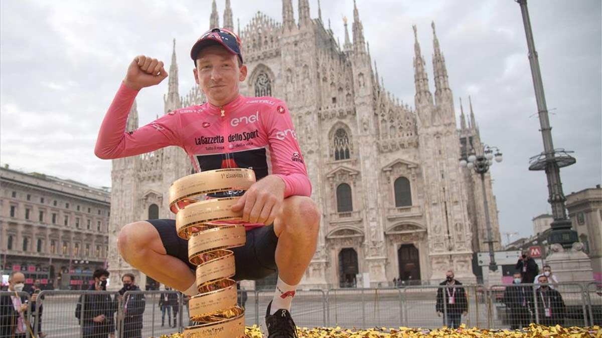 Hart posando con el trofeo de campeón del Giro