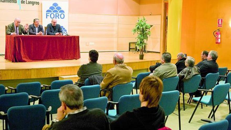 Reunión que mantuvo ayer el viceconsejero de Infraestructuras con vecinos afectados por el soterramiento.