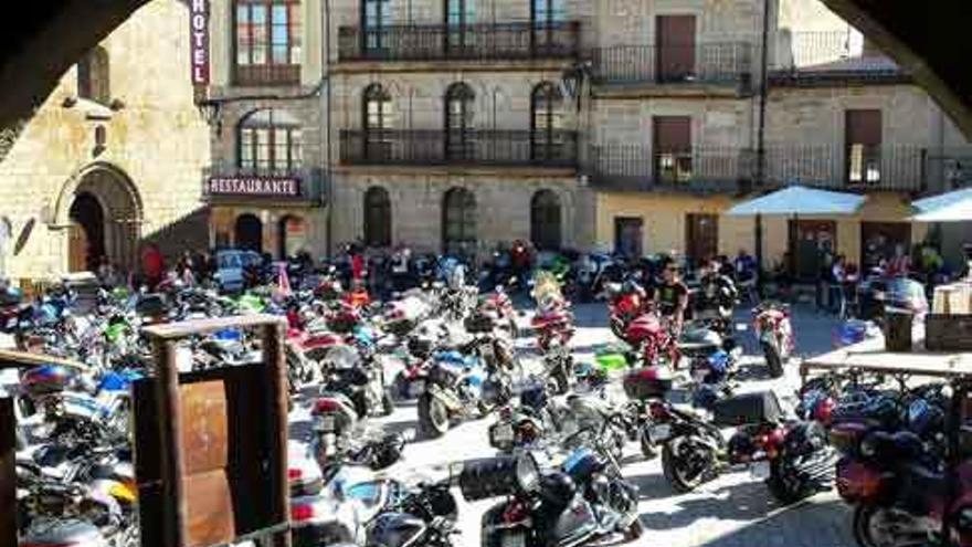 Motos en la plaza de Fermoselle el pasado año.