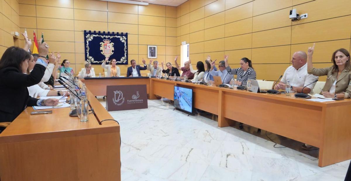 Imagen del pleno del Cabildo majorero durante la votación que rechaza el interés insular del proyecto Dreamland. A la derecha, Sergio Lloret, que se abstuvo |