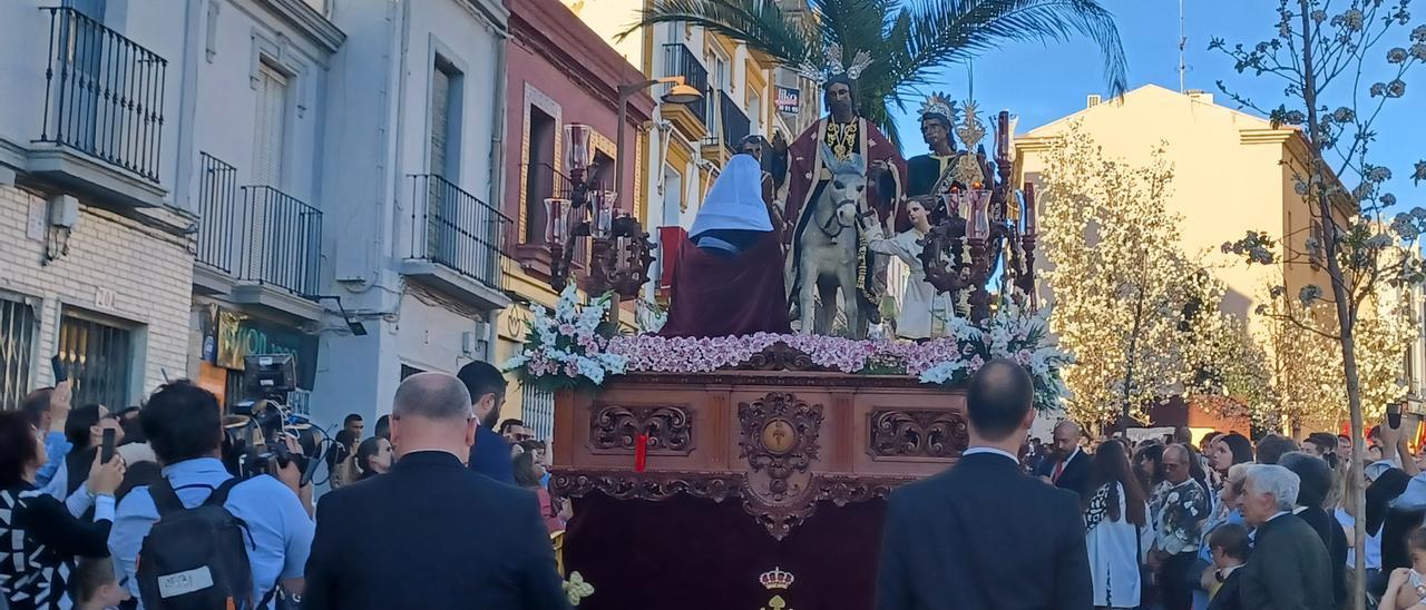 El paso de la Burrita, arropado por miles de fieles en la bajada por la calle Puente.