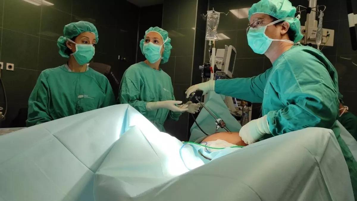 El doctor Piñero y su equipo durante una intervención quirúrgica.