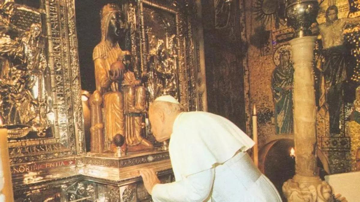 El Papa Juan Pablo II besando la imagen de la Moreneta, en 1982