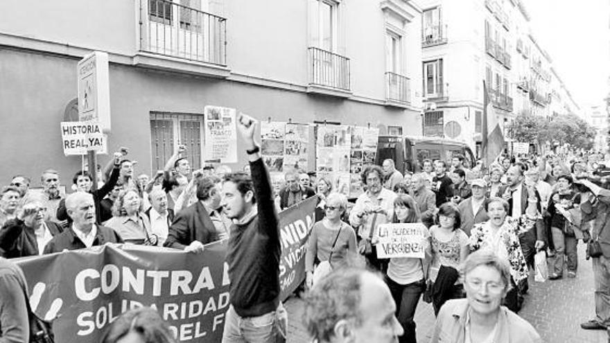 Concentración celebrada ayer ante la Academia de la Historia tras la polémica suscitada por la biografía de Franco.