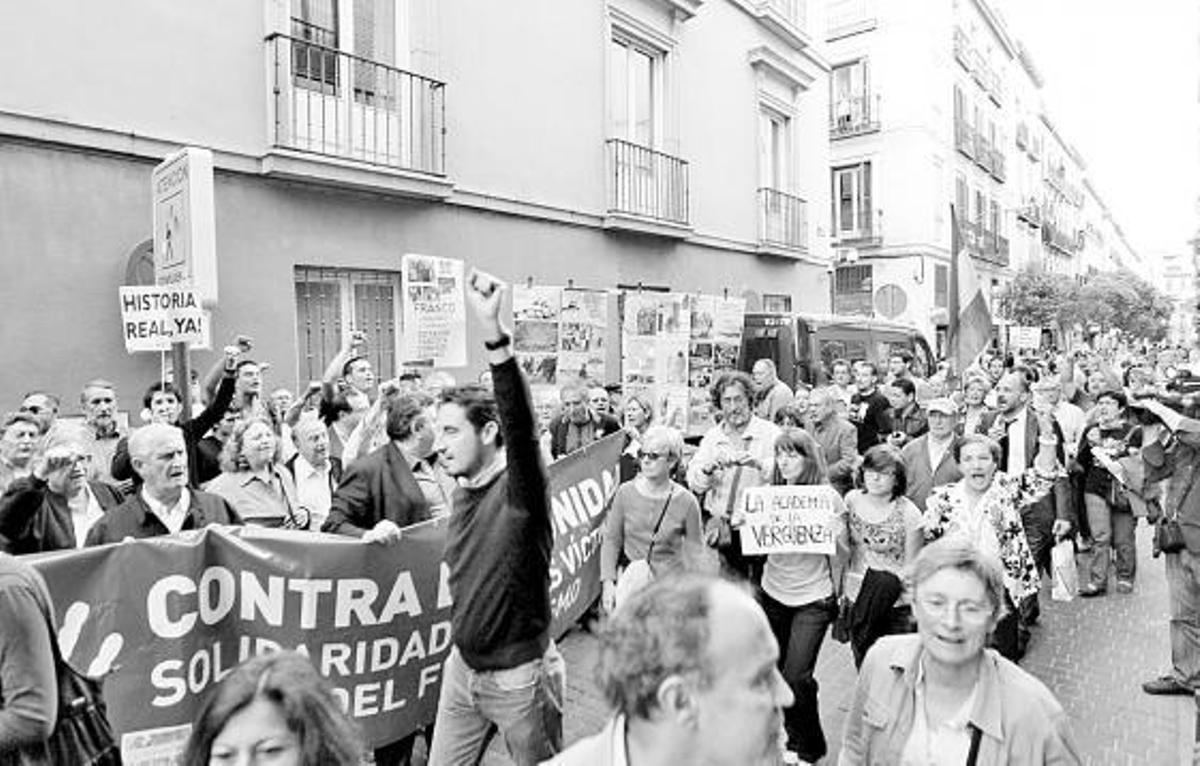 Concentración celebrada ayer ante la Academia de la Historia tras la polémica suscitada por la biografía de Franco.