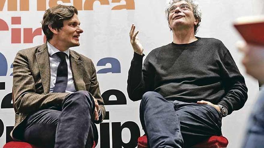 Mario Martone, director de escena de la obra (d), junto al director gerente del Teatre Principal, Carlos Forteza, durante un íntimo encuentro en la prensa.