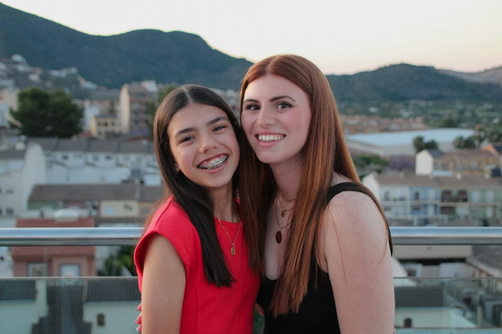 Tania y Alba, en su primera foto juntas ya como falleras mayores de Oliva.