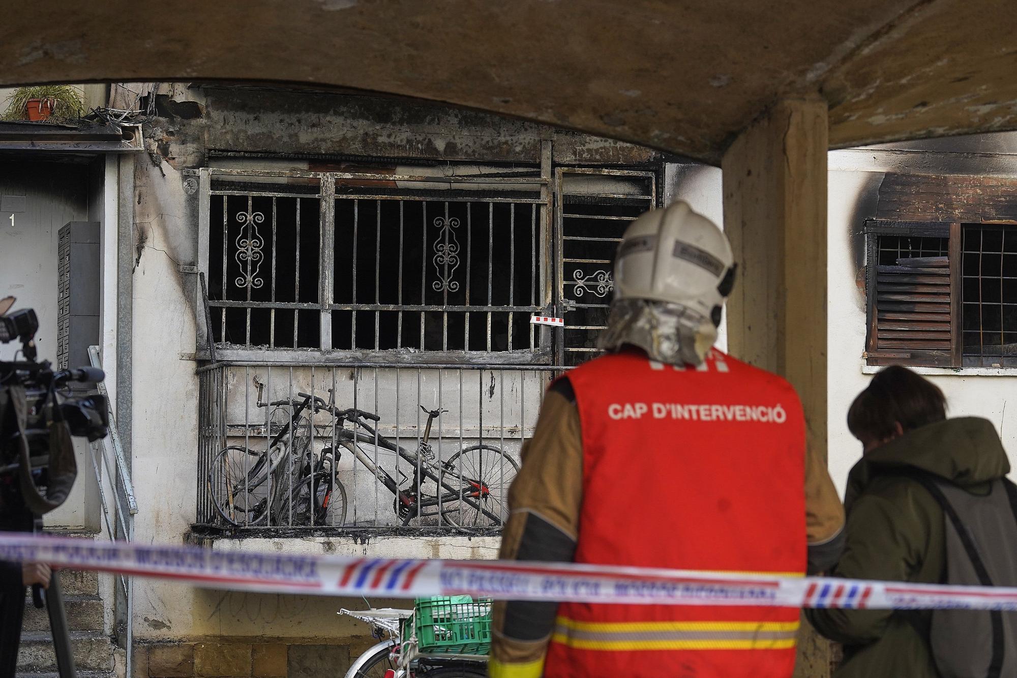 L'incendi en un bloc de pisos de Salt, en imatges