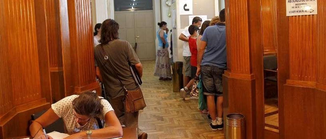 Colas en la sede del Colexio de Avogados de Vigo en los juzgados.