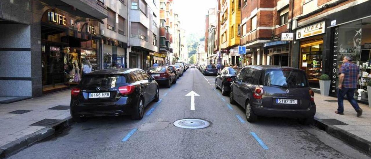 Vehículos en la zona azul de Escuela de Capataces.