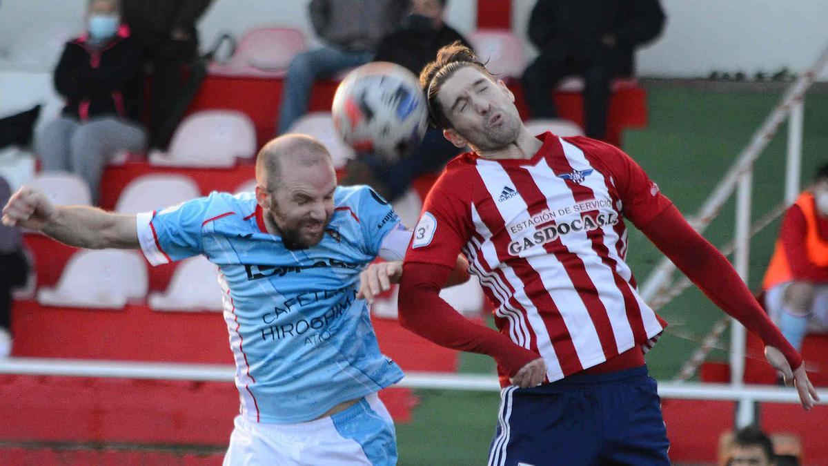 Disputa por el balón en el campo de O Morrazo.