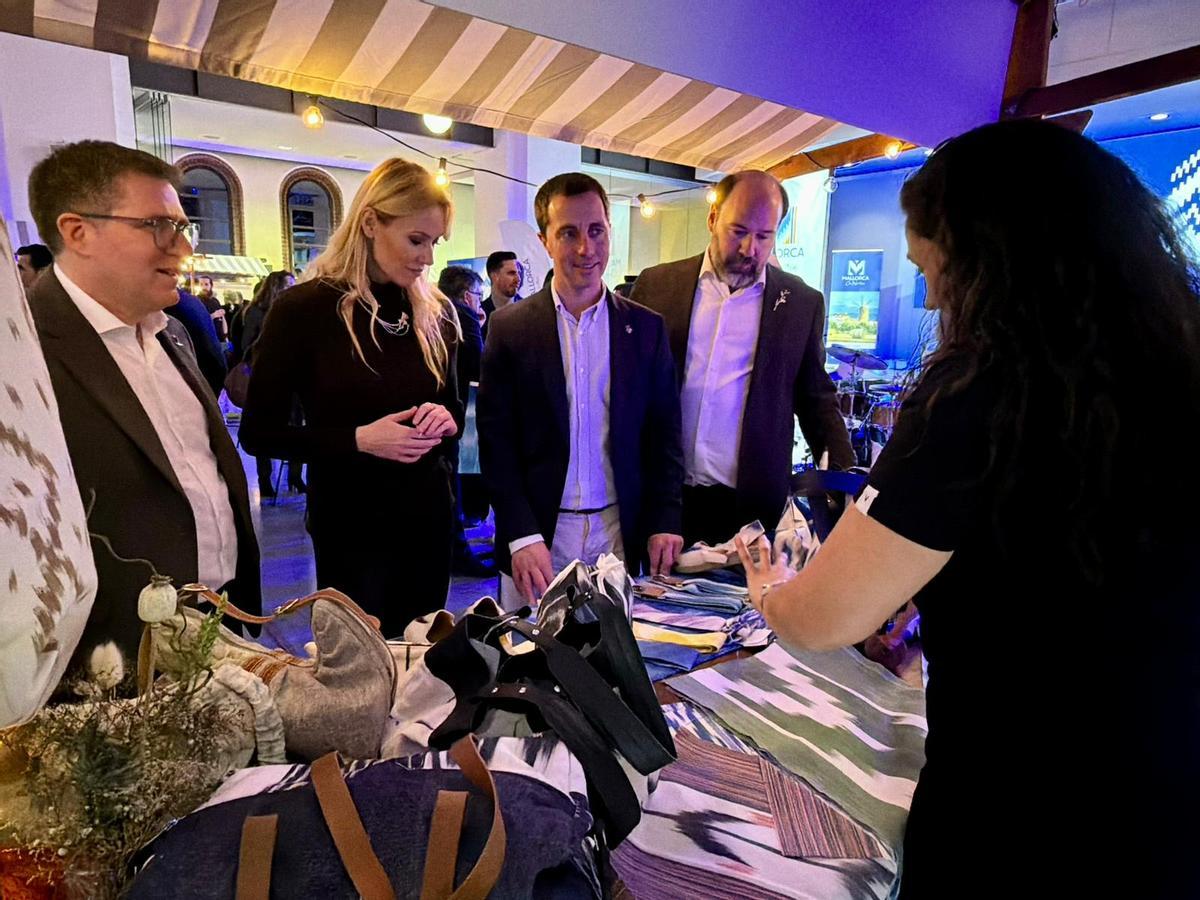 Carolina Cerezuela, embajadora de la marca, en uno de los puestos.