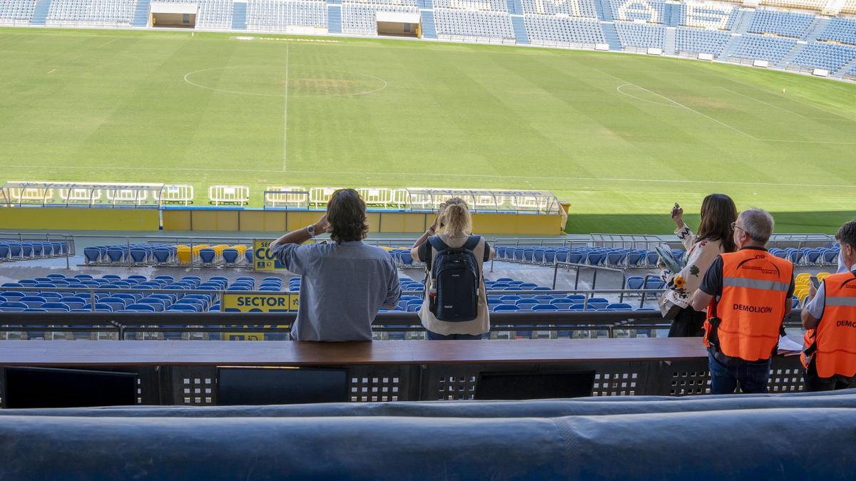 Dieciocho empresas visitan el Estadio de Gran Canaria antes de su reforma.