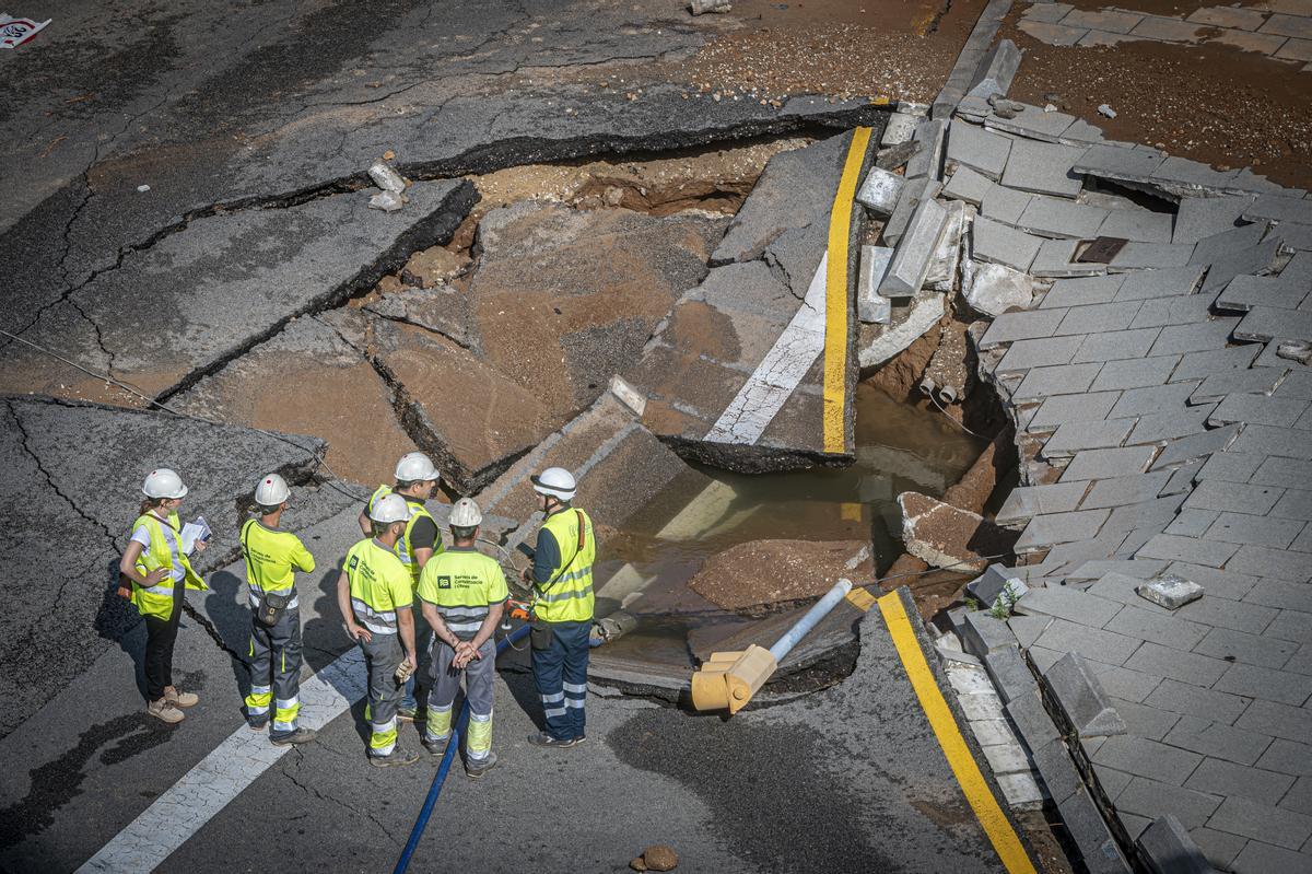 Escape de agua de grandes dimensiones en la avenida Pedralbes con el paseo Manuel Girona de Barcelona