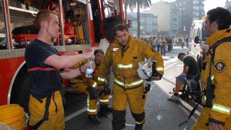 El incendio del &quot;Dorna&quot; levantó ampollas entre los bomberos y Protección Civil de Vilagarcía. // Iñaki Abella