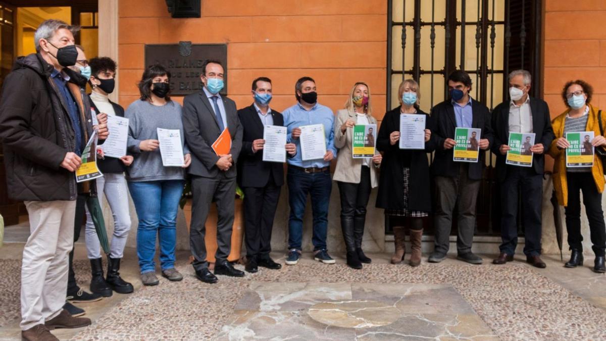 Miembros de la Asociación Española contra el Cáncer, junto a varios diputados del Parlament. | AECC