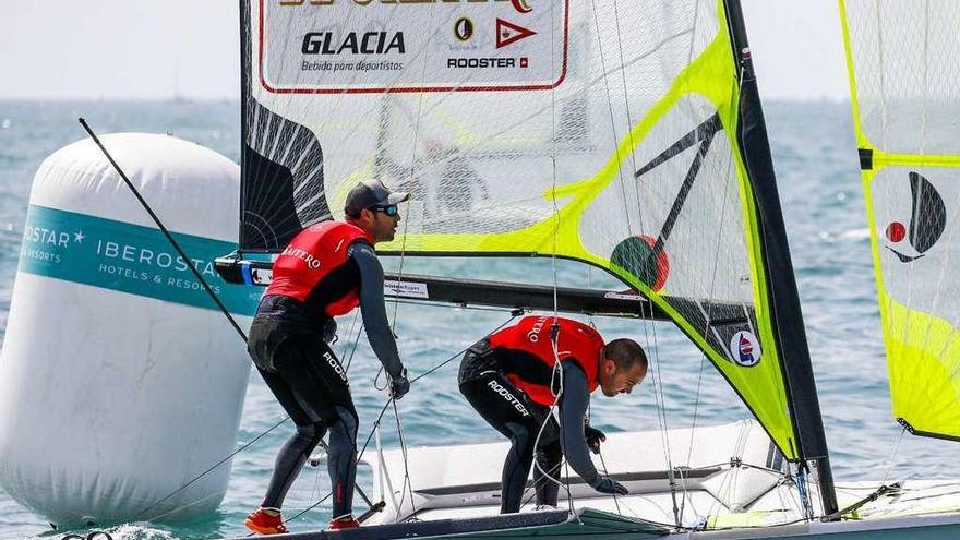 Los hermanos Alonso, durante la primera de las regatas.