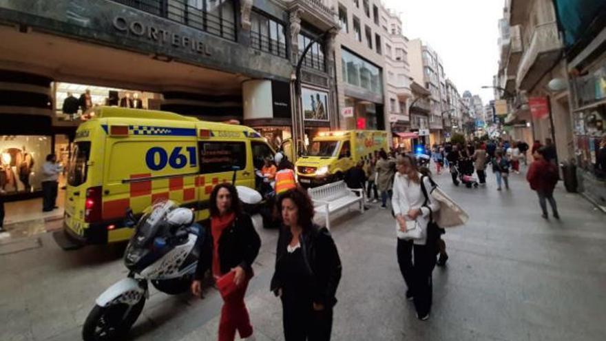 Ambulancias en medio de la calle Príncipe de Vigo. // B. Melchor