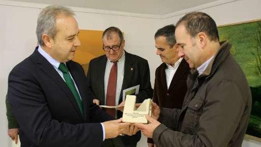 El jefe de la zona de Occidente de Caja Rural, José Ramón González, con el artista Rafael Rollón, en la pasada entrega de premios.