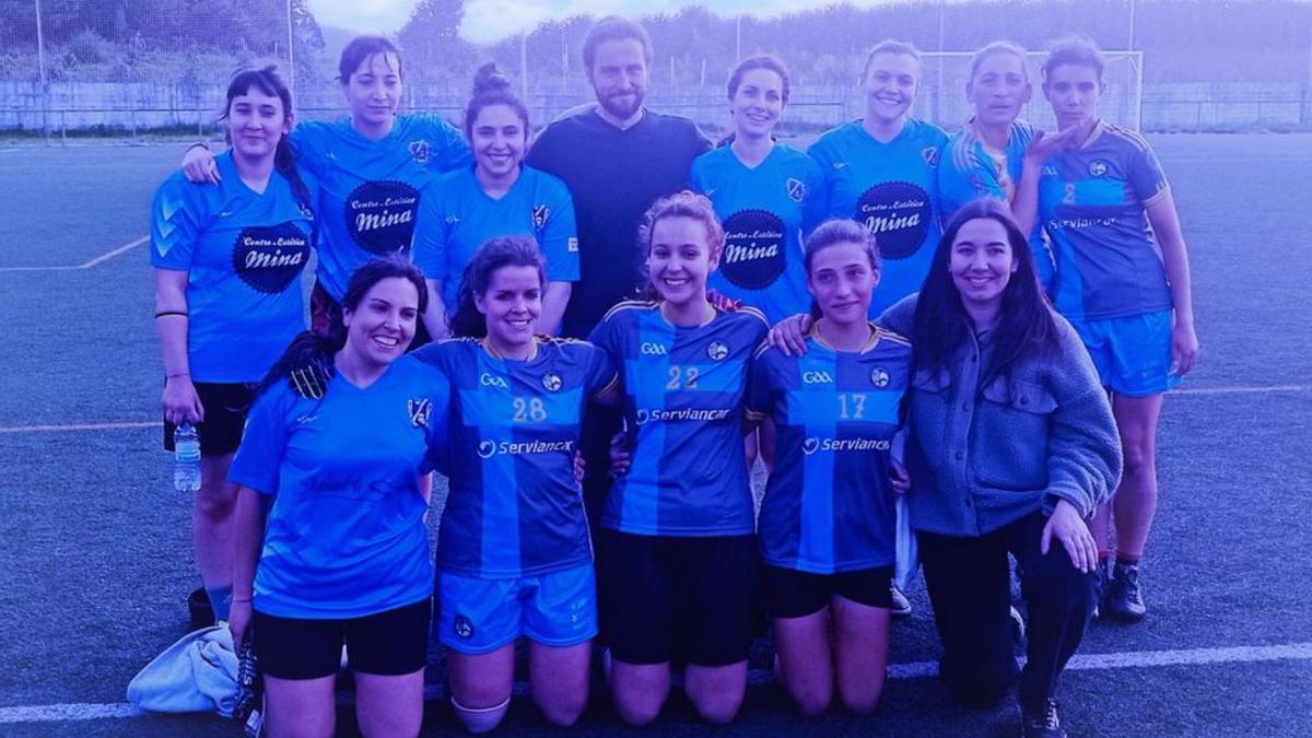 Las jugadoras del Turonia de fútbol gaélico de Gondomar. |   // TURONIA GFG