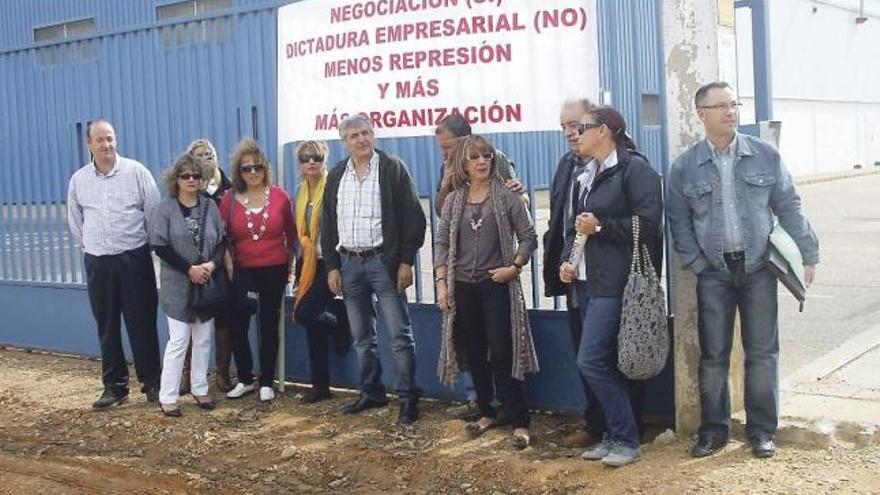 Representantes sindicales a las puertas de la fábrica del Grupo Siro en Toro.